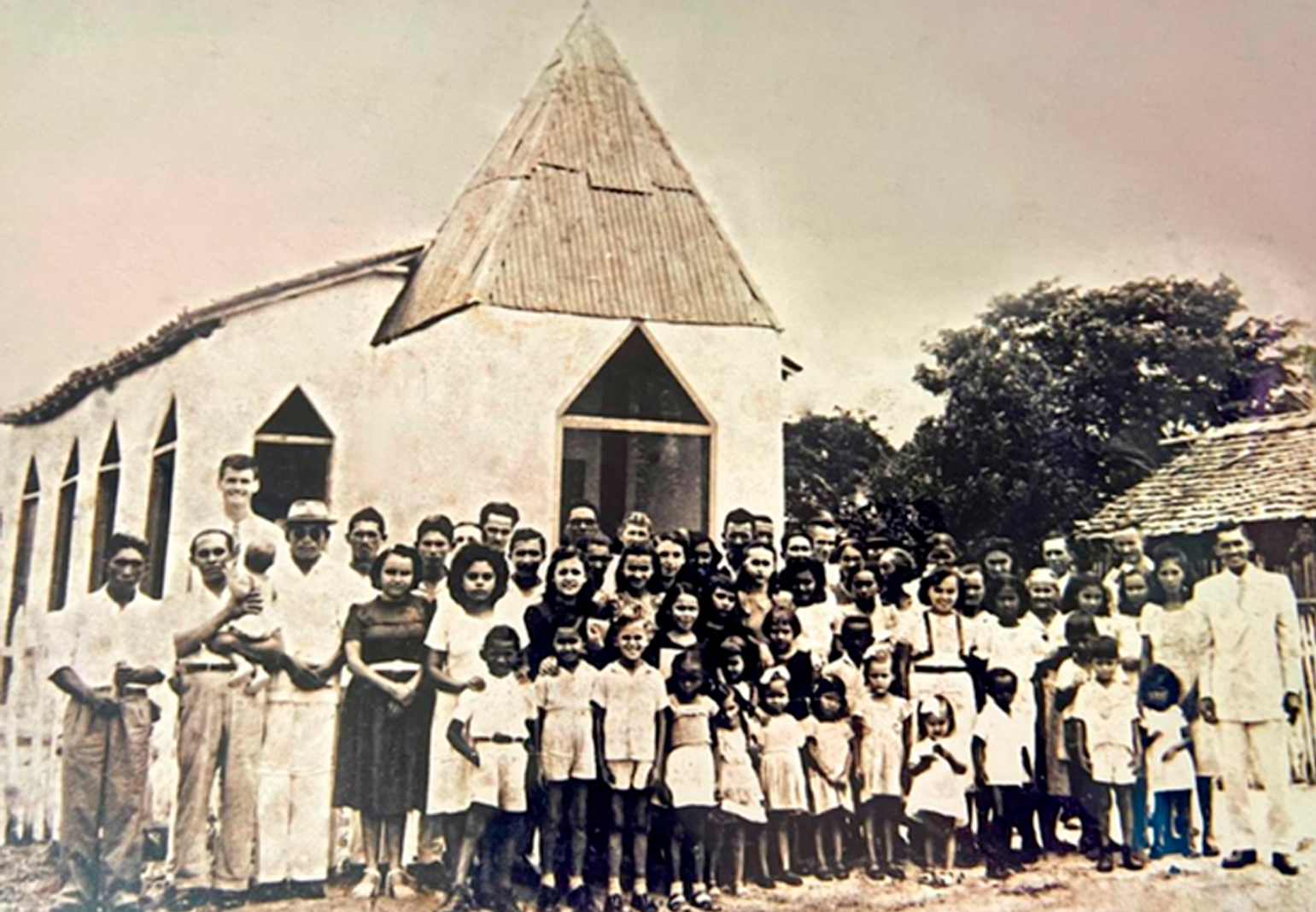 Congregação reunida diante do primeiro templo da Igreja Presbiteriana da Marambaia